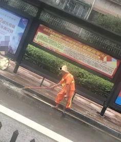 吃瓜摔断腿,意外事件引发网友热议