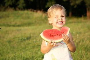 给小孩洗头小孩吃瓜,小瓜瓜的欢乐时光