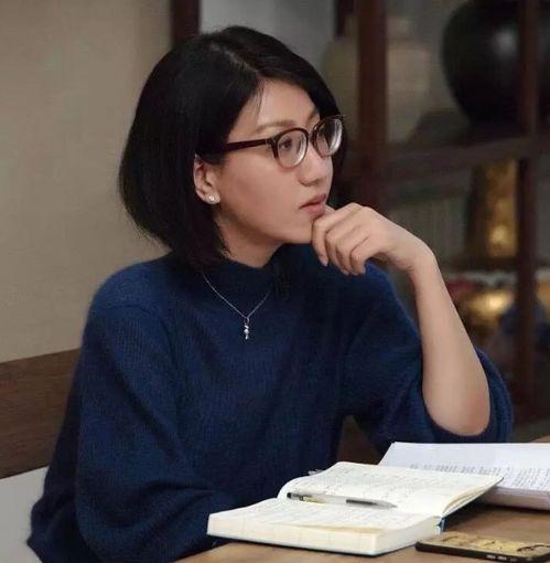 云兰吃瓜韩婧个打扑克,吃瓜打扑克共享欢乐时光