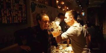 女人喝啤酒吃瓜,女性夏日消暑新风尚