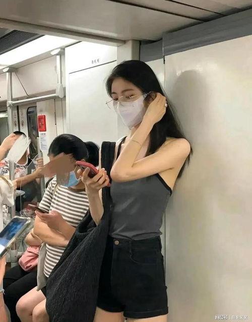 地铁吃瓜图片,一幕幕趣味横生的日常瞬间